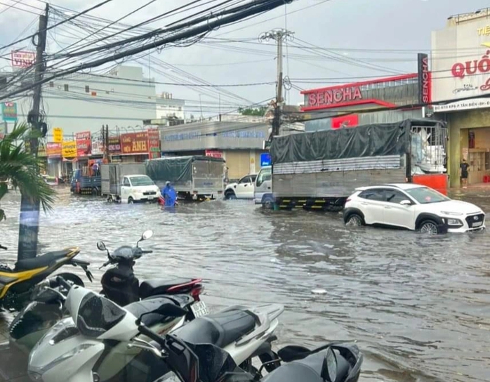 Mưa trắng trời, người và xe té ngã trong nước ngập- Ảnh 4. Mưa trắng trời, người và xe té ngã trong nước ngập- Ảnh 4.