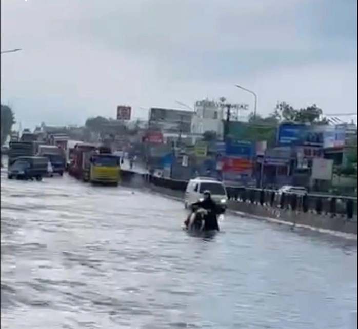Mưa trắng trời, người và xe té ngã trong nước ngập- Ảnh 7. Mưa trắng trời, người và xe té ngã trong nước ngập- Ảnh 7.
