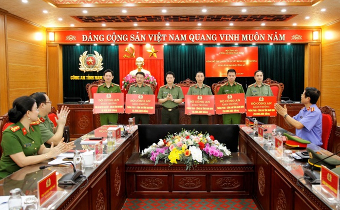Dùng mã độc đánh cắp tài khoản Facebook giá trị cao, thu lợi 90 tỉ đồng- Ảnh 2. Dùng mã độc đánh cắp tài khoản Facebook giá trị cao, thu lợi 90 tỉ đồng- Ảnh 2.