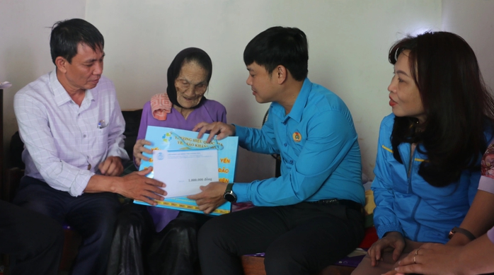 LĐLĐ Khánh Hoà thăm động viên các Mẹ Việt Nam anh hùng- Ảnh 1. LĐLĐ Khánh Hoà thăm động viên các Mẹ Việt Nam anh hùng- Ảnh 1.