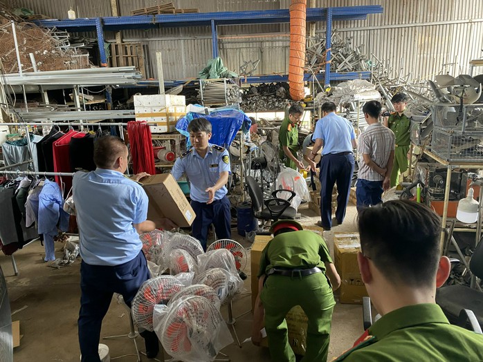 Phạt "Vua quạt" 40 triệu đồng, tịch thu 2.500 linh kiện nhập lậu- Ảnh 1. Phạt "Vua quạt" 40 triệu đồng, tịch thu 2.500 linh kiện nhập lậu- Ảnh 1.