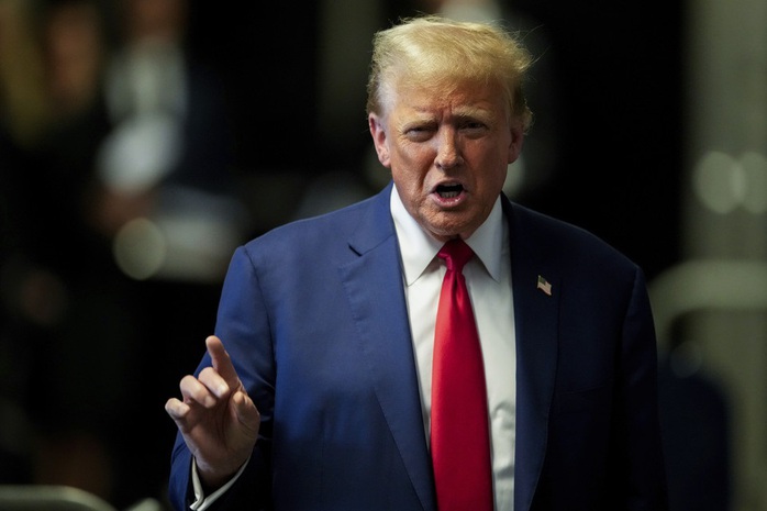 Cựu Tổng thống Donald Trump nói chuyện với giới truyền thông trước khi rời tòa án hình sự Manhattan ngày 6-5. Ảnh: Politico Cựu Tổng thống Donald Trump nói chuyện với giới truyền thông trước khi rời tòa án hình sự Manhattan ngày 6-5. Ảnh: Politico