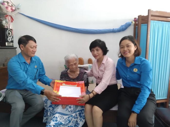 LĐLĐ Khánh Hoà thăm động viên các Mẹ Việt Nam anh hùng- Ảnh 4. LĐLĐ Khánh Hoà thăm động viên các Mẹ Việt Nam anh hùng- Ảnh 4.