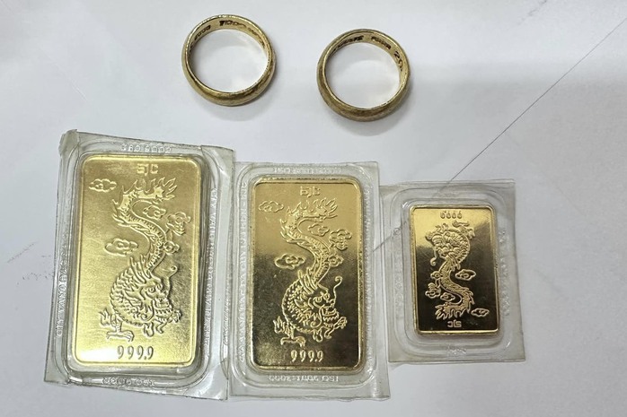 Thủ Đức: Nam thanh niên bỏ lại hơn 1 cây vàng ở cửa hàng 0 đồng- Ảnh 2. Thủ Đức: Nam thanh niên bỏ lại hơn 1 cây vàng ở cửa hàng 0 đồng- Ảnh 2.