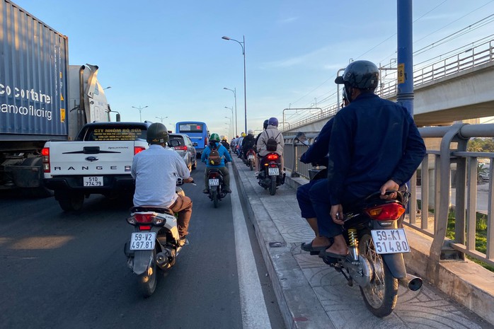 Trăn trở về văn hóa giao thông (*): Hướng dẫn, phân luồng hợp lý- Ảnh 2. Trăn trở về văn hóa giao thông (*): Hướng dẫn, phân luồng hợp lý- Ảnh 2.