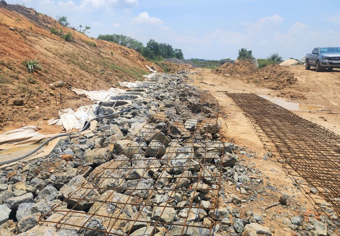 Việc thi công đoạn kè chống sạt lở bờ sông Krông Pách đoạn qua thôn 5 nhiều vị trí cách xa bờ sông đến hơn 100 m vẫn đang ngổn ngang Việc thi công đoạn kè chống sạt lở bờ sông Krông Pách đoạn qua thôn 5 nhiều vị trí cách xa bờ sông đến hơn 100 m vẫn đang ngổn ngang