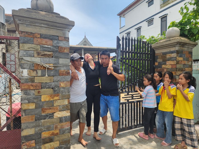 Chủ tàu kể lại giây phút đạp sóng cứu 3 ngư dân về từ "cõi chết"- Ảnh 4. Chủ tàu kể lại giây phút đạp sóng cứu 3 ngư dân về từ "cõi chết"- Ảnh 4.