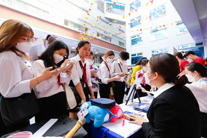 Nhiều lao động trẻ tìm kiếm cơ hội tại một ngày hội việc làm ở TP HCM Nhiều lao động trẻ tìm kiếm cơ hội tại một ngày hội việc làm ở TP HCM