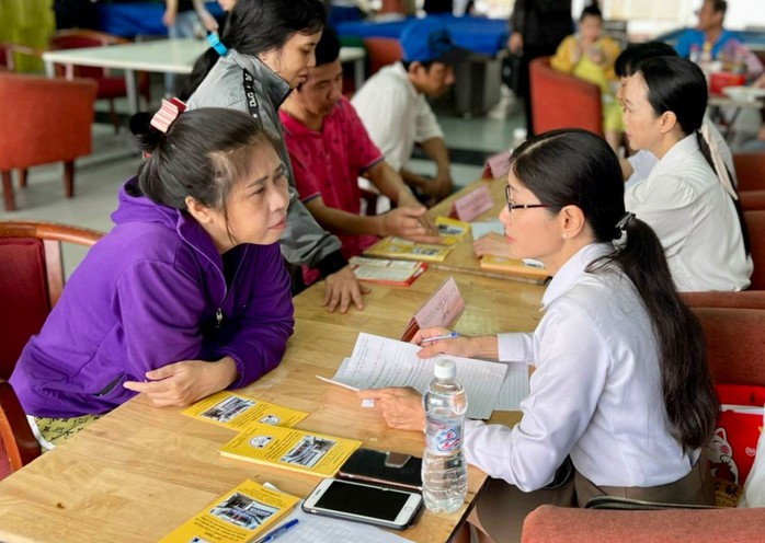 Một điểm tư vấn pháp luật cho người lao động tại quận 7, TP HCM Ảnh: HUỲNH NHƯ Một điểm tư vấn pháp luật cho người lao động tại quận 7, TP HCM Ảnh: HUỲNH NHƯ