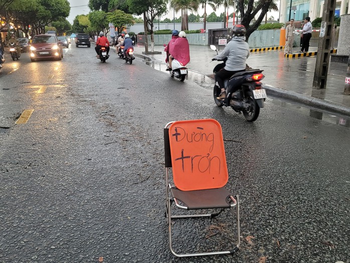 CLIP: Hiện trường nhiều người ngã xe trong cơn mưa trên đường phố Biên Hòa- Ảnh 2. CLIP: Hiện trường nhiều người ngã xe trong cơn mưa trên đường phố Biên Hòa- Ảnh 2.