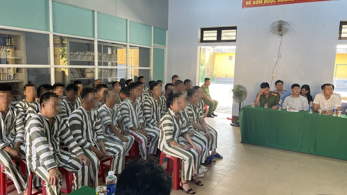 Phạm nhân được tư vấn về cơ hội việc làm- Ảnh 2. Phạm nhân được tư vấn về cơ hội việc làm- Ảnh 2.