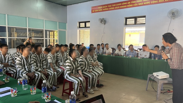 Phạm nhân được tư vấn về cơ hội việc làm- Ảnh 1. Phạm nhân được tư vấn về cơ hội việc làm- Ảnh 1.