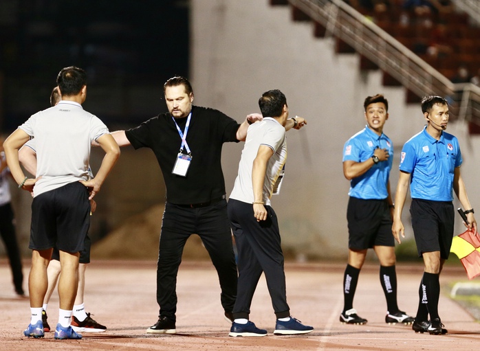 HLV Popov và hai trợ lý nhận thẻ vàng, Rimario phải can ngăn- Ảnh 9. HLV Popov và hai trợ lý nhận thẻ vàng, Rimario phải can ngăn- Ảnh 9.