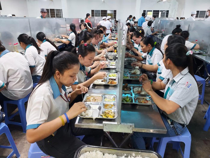 Cái thiện bữa ăn giữa ca cho người lao động- Ảnh 2. Cái thiện bữa ăn giữa ca cho người lao động- Ảnh 2.