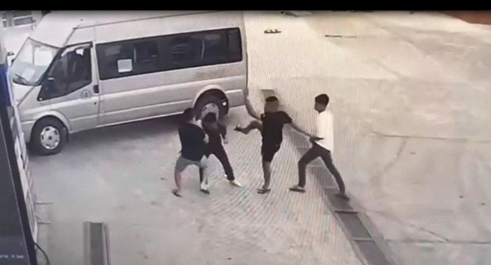 CLIP: Tài xế bị đánh hội đồng dã man tại cây xăng- Ảnh 1. CLIP: Tài xế bị đánh hội đồng dã man tại cây xăng- Ảnh 1.