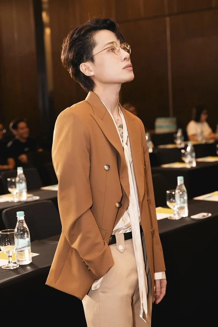 Thế giới showbiz: Bí mật về "những mảng đen"- Ảnh 3. Thế giới showbiz: Bí mật về "những mảng đen"- Ảnh 3.