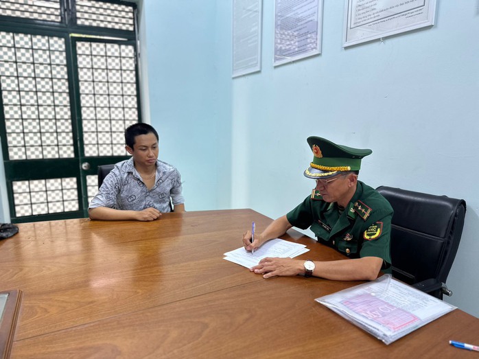Bắt đối tượng truy nã nhập cảnh từ Campuchia vào cửa khẩu Mộc Bài, Tây Ninh- Ảnh 1. Bắt đối tượng truy nã nhập cảnh từ Campuchia vào cửa khẩu Mộc Bài, Tây Ninh- Ảnh 1.