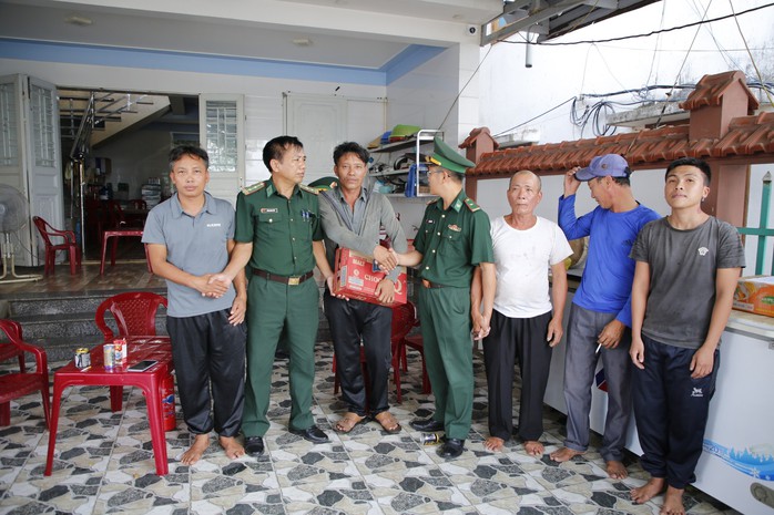 Chủ tàu kể lại giây phút đạp sóng cứu 3 ngư dân về từ "cõi chết"- Ảnh 2. Chủ tàu kể lại giây phút đạp sóng cứu 3 ngư dân về từ "cõi chết"- Ảnh 2.