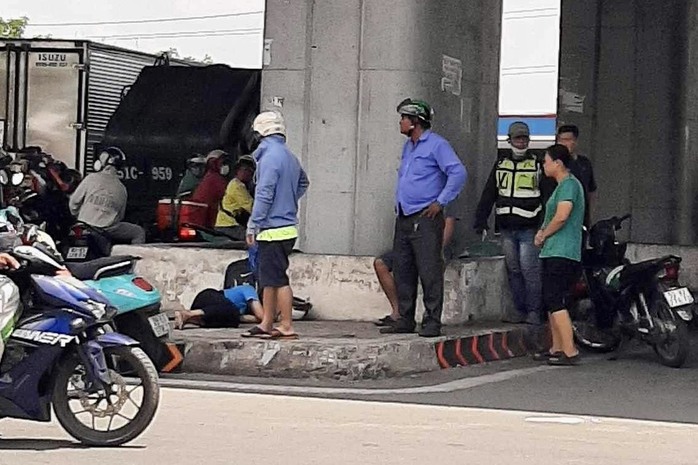 Vụ trụ đèn chiếu sáng đè người: Do xe tải tông vào- Ảnh 1. Vụ trụ đèn chiếu sáng đè người: Do xe tải tông vào- Ảnh 1.