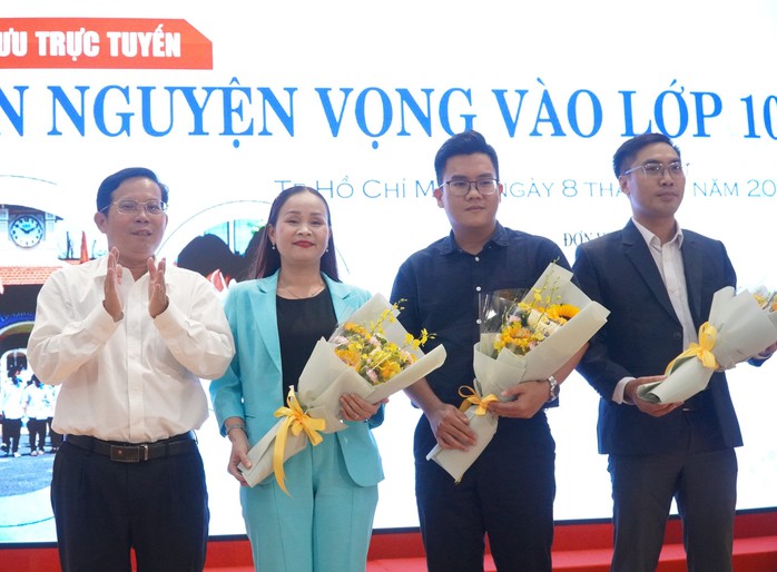 Giao lưu trực tuyến "Chọn nguyện vọng vào lớp 10"- Ảnh 1. Giao lưu trực tuyến "Chọn nguyện vọng vào lớp 10"- Ảnh 1.