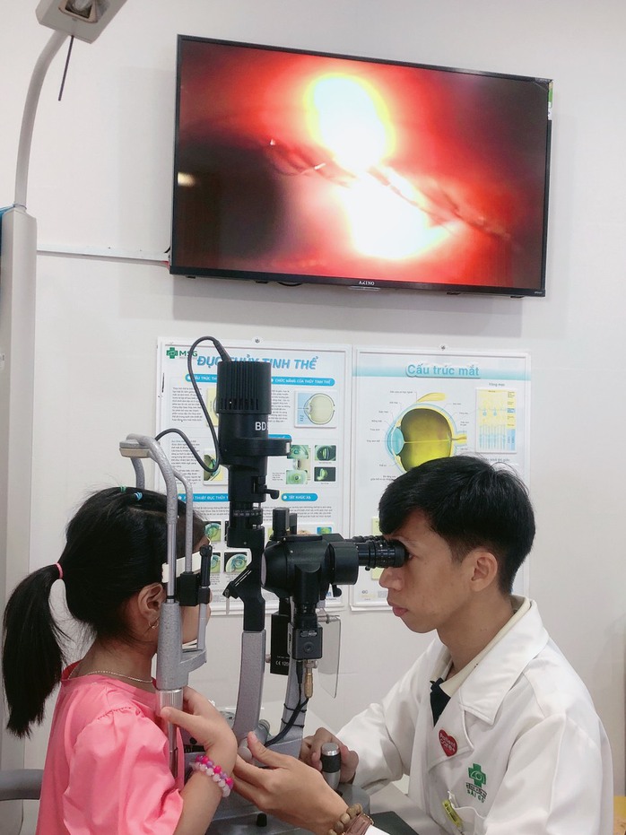 Bé gái 5 tuổi bị rận và trứng bám chi chít trên mi mắt- Ảnh 1. Bé gái 5 tuổi bị rận và trứng bám chi chít trên mi mắt- Ảnh 1.