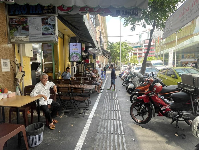 Tăng tốc thu phí sử dụng vỉa hè- Ảnh 4. Tăng tốc thu phí sử dụng vỉa hè- Ảnh 4.