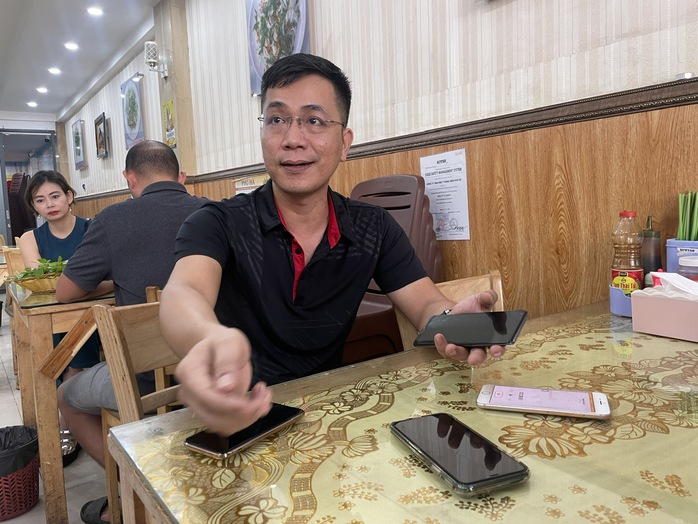 Sáng nay, người dân quận 1 cười tươi đóng phí sử dụng vỉa hè- Ảnh 2. Sáng nay, người dân quận 1 cười tươi đóng phí sử dụng vỉa hè- Ảnh 2.