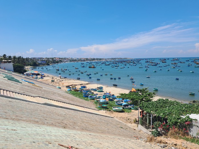 Bờ biển Mũi Né ngập ngụa rác thải- Ảnh 6.