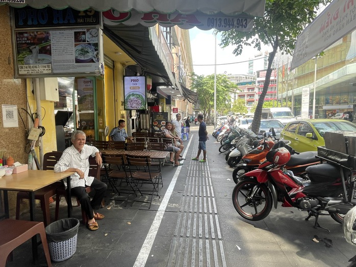 Sáng nay, người dân quận 1 cười tươi đóng phí sử dụng vỉa hè- Ảnh 4. Sáng nay, người dân quận 1 cười tươi đóng phí sử dụng vỉa hè- Ảnh 4.