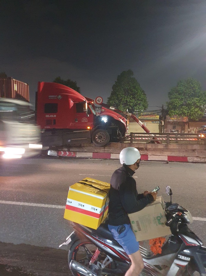 Quốc lộ 51 ùn ứ do xe container nằm “vắt vẻo” trên lan can hầm chui ngã 4 Vũng Tàu- Ảnh 2. Quốc lộ 51 ùn ứ do xe container nằm “vắt vẻo” trên lan can hầm chui ngã 4 Vũng Tàu- Ảnh 2.