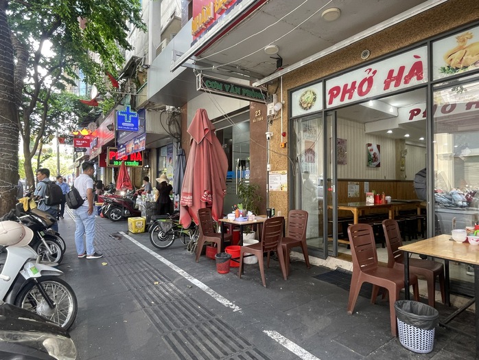 Sáng nay, người dân quận 1 cười tươi đóng phí sử dụng vỉa hè- Ảnh 3. Sáng nay, người dân quận 1 cười tươi đóng phí sử dụng vỉa hè- Ảnh 3.