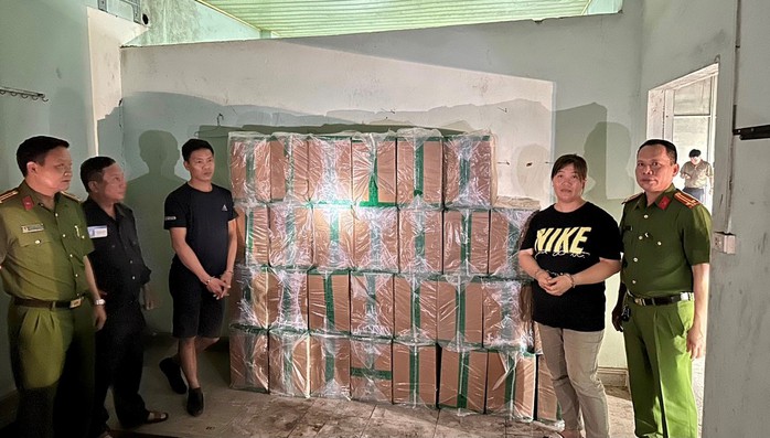 Khởi tố 3 đối tượng buôn bán 44.200 bao thuốc lá lậu- Ảnh 1.