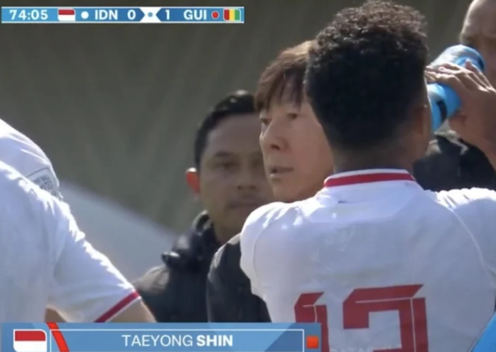 HLV Shin Tae-yong nhận thẻ đỏ, U23 Indonesia tan giấc mơ Olympic- Ảnh 1. HLV Shin Tae-yong nhận thẻ đỏ, U23 Indonesia tan giấc mơ Olympic- Ảnh 1.