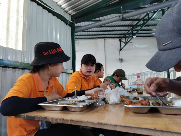 Công nhân bất ngờ với "Bữa cơm Công đoàn" thơm ngon, bổ dưỡng- Ảnh 2. Công nhân bất ngờ với "Bữa cơm Công đoàn" thơm ngon, bổ dưỡng- Ảnh 2.