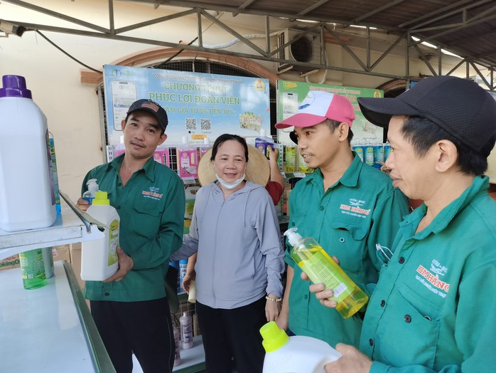 Công nhân bất ngờ với "Bữa cơm Công đoàn" thơm ngon, bổ dưỡng- Ảnh 3. Công nhân bất ngờ với "Bữa cơm Công đoàn" thơm ngon, bổ dưỡng- Ảnh 3.