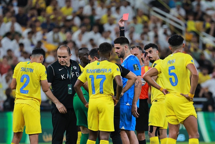 Ronaldo bật khóc khi nhìn Al-Hilal hoàn tất cú "ăn ba"- Ảnh 2. Ronaldo bật khóc khi nhìn Al-Hilal hoàn tất cú "ăn ba"- Ảnh 2.