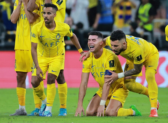 Ronaldo bật khóc khi nhìn Al-Hilal hoàn tất cú "ăn ba"- Ảnh 3. Ronaldo bật khóc khi nhìn Al-Hilal hoàn tất cú "ăn ba"- Ảnh 3.