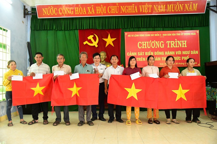 Vùng Cảnh sát biển 2 tổ chức Chương trình "Cảnh sát biển đồng hành với ngư dân" tại Quảng Ngãi- Ảnh 1.