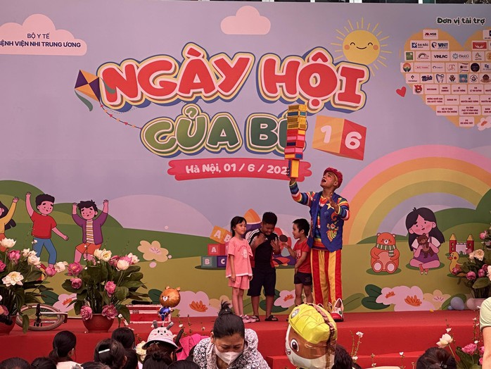 Tết thiếu nhi đặc biệt của những em bé trong bệnh viện- Ảnh 1. Tết thiếu nhi đặc biệt của những em bé trong bệnh viện- Ảnh 1.