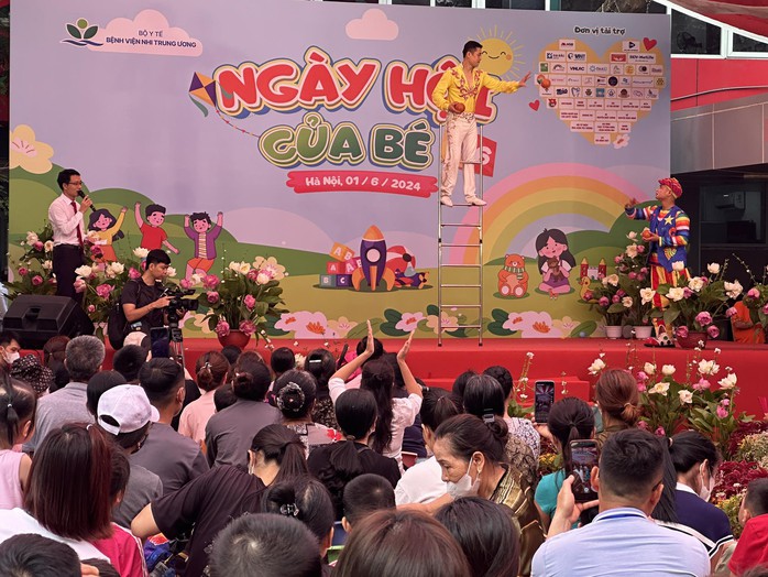 Tết thiếu nhi đặc biệt của những em bé trong bệnh viện- Ảnh 4. Tết thiếu nhi đặc biệt của những em bé trong bệnh viện- Ảnh 4.