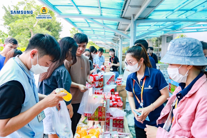 Một doanh nghiệp chi tiền tỉ tổ chức "Phiên chợ 0 đồng" cho công nhân- Ảnh 1. Một doanh nghiệp chi tiền tỉ tổ chức "Phiên chợ 0 đồng" cho công nhân- Ảnh 1.