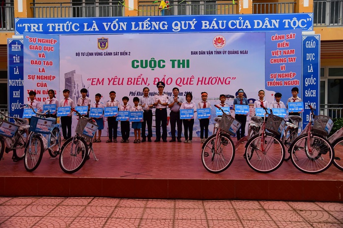 Vùng Cảnh sát biển 2 tổ chức Chương trình "Cảnh sát biển đồng hành với ngư dân" tại Quảng Ngãi- Ảnh 2.