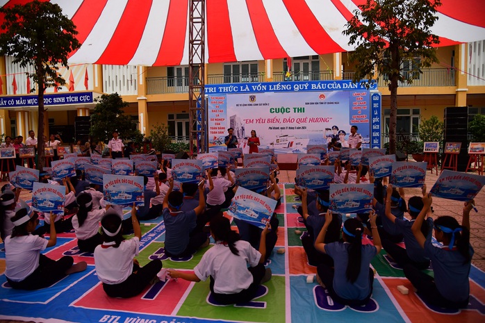 Vùng Cảnh sát biển 2 tổ chức Chương trình "Cảnh sát biển đồng hành với ngư dân" tại Quảng Ngãi- Ảnh 3.