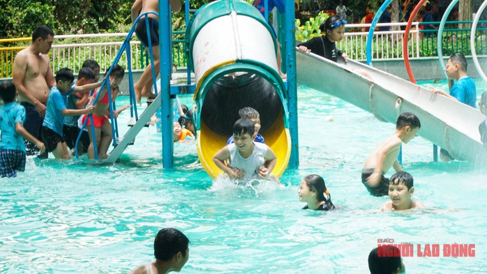 Ngày Quốc tế Thiếu nhi: Đầm Sen, Thảo Cầm Viên đông nghẹt trẻ- Ảnh 13. Ngày Quốc tế Thiếu nhi: Đầm Sen, Thảo Cầm Viên đông nghẹt trẻ- Ảnh 13.