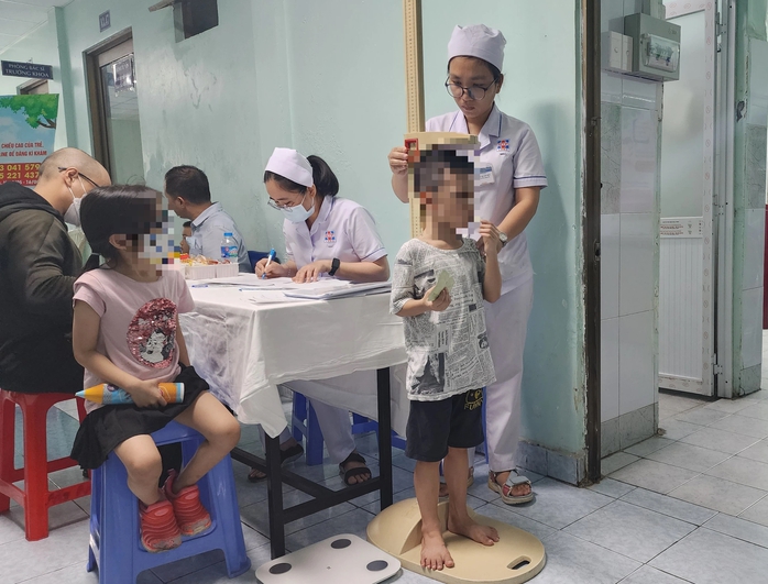 Nhiều trẻ 6-7 tuổi chỉ cao 1m- Ảnh 2. Nhiều trẻ 6-7 tuổi chỉ cao 1m- Ảnh 2.