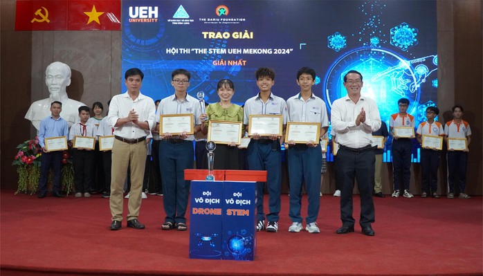 Học sinh tranh tài điều khiển thiết bị bay không người lái- Ảnh 4. Học sinh tranh tài điều khiển thiết bị bay không người lái- Ảnh 4.