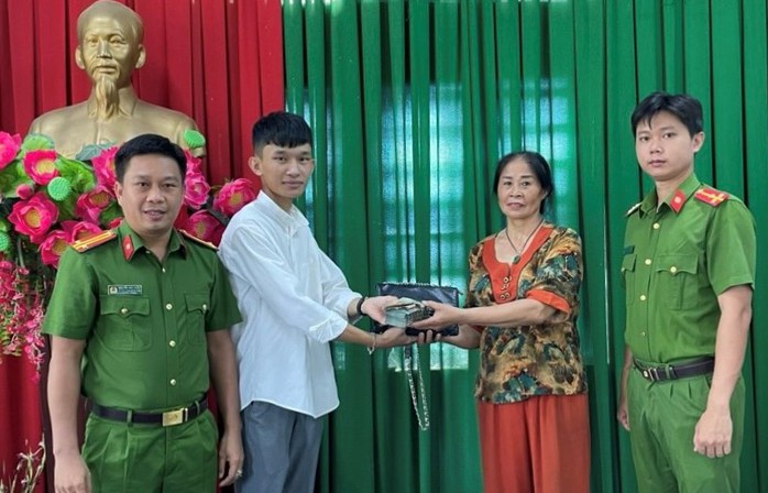 Nhân viên quán cà phê giao chiếc túi chứa hơn 200 triệu đồng cho công an- Ảnh 1. Nhân viên quán cà phê giao chiếc túi chứa hơn 200 triệu đồng cho công an- Ảnh 1.