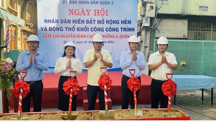 TP HCM: Người dân quận 3 hiến đất mở hẻm, hàng loạt công trình khởi công sáng nay- Ảnh 1. TP HCM: Người dân quận 3 hiến đất mở hẻm, hàng loạt công trình khởi công sáng nay- Ảnh 1.