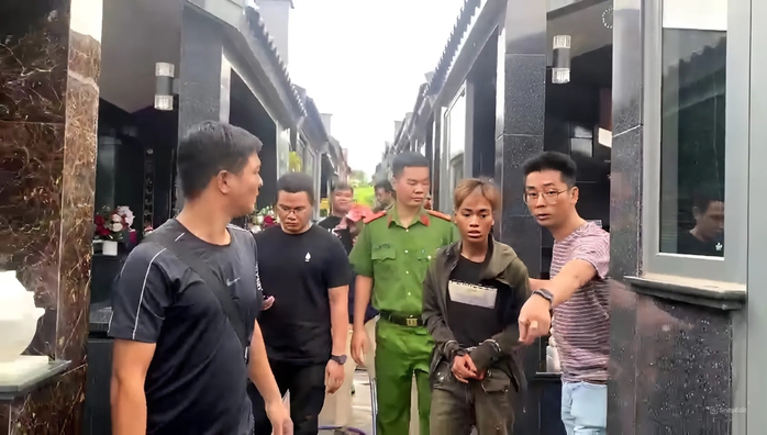 Bắt giữ nhóm thanh niên làm điều phi pháp trong nghĩa trang- Ảnh 1. Bắt giữ nhóm thanh niên làm điều phi pháp trong nghĩa trang- Ảnh 1.