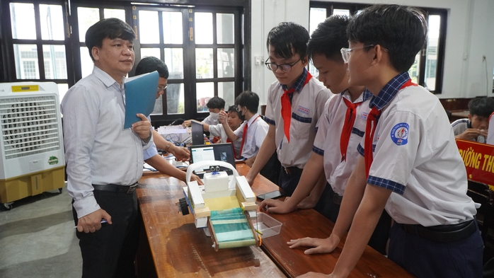 Học sinh tranh tài điều khiển thiết bị bay không người lái- Ảnh 1. Học sinh tranh tài điều khiển thiết bị bay không người lái- Ảnh 1.